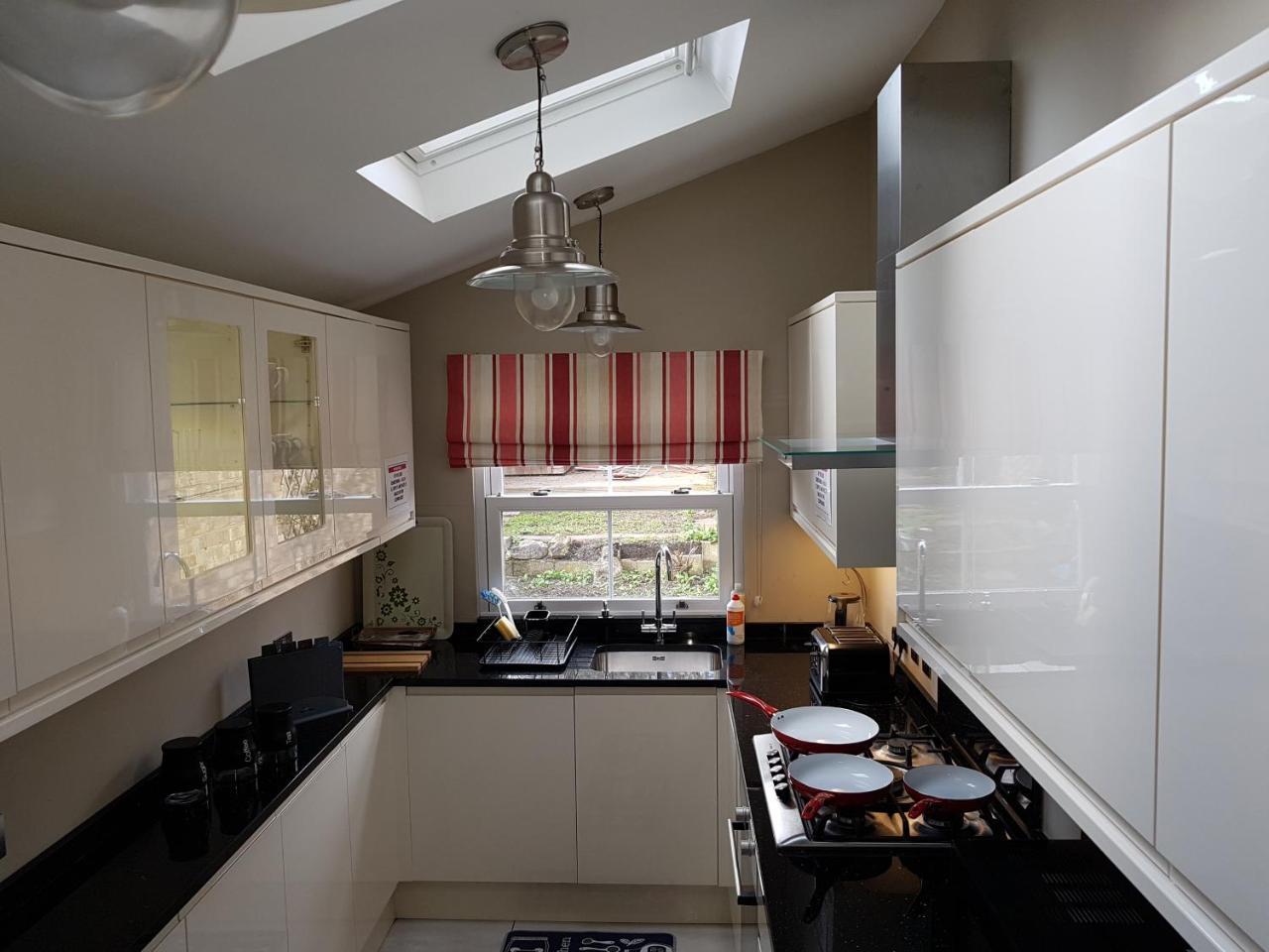 Slough Centre Townhouse With Driveway Parking For Up To Two Cars Lägenhet Exteriör bild